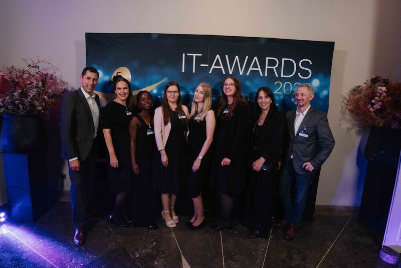 Das Marketing- und Verkaufsteam der Insider-Medien schmuggelt sich zwischen die Gewinner: Markus Späth, Hannah Lamotte, Lauryn Akuffo, Sarah Stellinger, Paulina Schwab, Milena Hammerl, Brigitte Bonasera und Andreas Martin.  (Bild: Manuel Emme Fotografie)