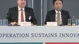 Dr. Rüdiger Kapitza, Gildemeister-Vorstandsvorsitzender (links), und Dr. Masahiko Mori, President der Mori Seiki Co. Ltd., informierten auf einer Pressekonferenz über den weiteren Ausbau der Kooperation der beiden Unternehmen. Bild: DMG Mori Seiki (Archiv: Vogel Business Media)