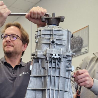 Grundlagen der Motor- und Getriebeinstandsetzung ist ein Modul der Zusatzqualifizierung. Drei weitere kommen hinzu, jeweils unterteilt in Theorie und Praxis. (Bild: Edag)