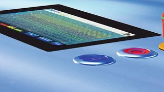 Der kleine Not-Halt-Taster schmiegt sich leicht in moderne HMI-Designs ein.   (Eaton)