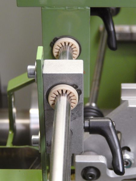 Zur Führung von Zylindern setzt Wöhler häufig Linear-Gleitlagerbuchsen der Baureihen RJM/RJMP ein. (Bild: igus)