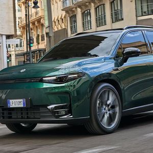 Das moderne Design ist absolut gefällig, ähnelt aber vielen Klassenkameraden.(Bild:  Stellantis)