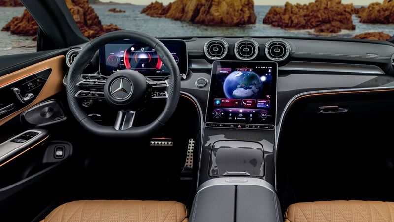 Große Displays, nobles Ambiente – innen präsentiert sich der CLE ganz nach Art des Fabrikates. (Bild: Mercedes-Benz)