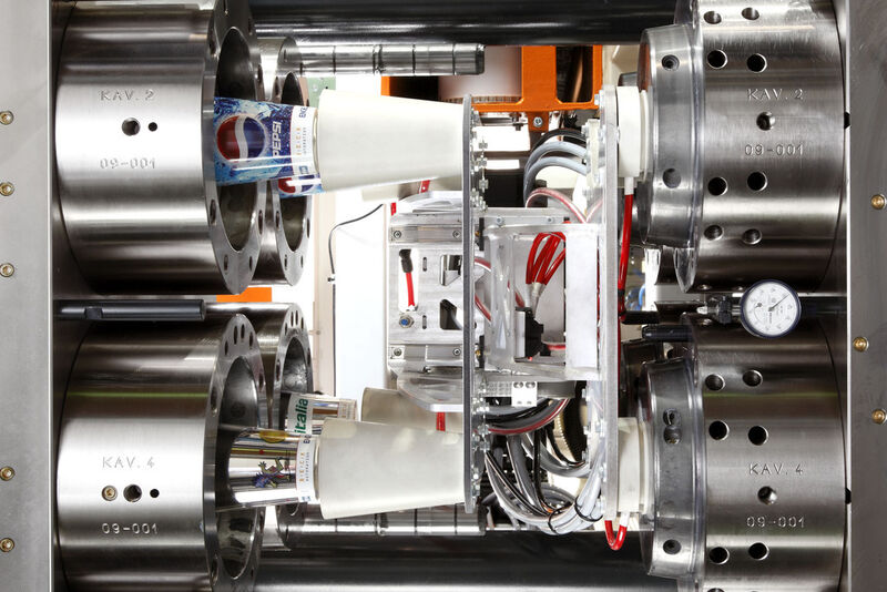 Bild 5: Hochwertige Komponenten, wie Werkzeuge von Glaroform oder Näfels aus der Schweiz, ergänzen die technischen Merkmale der Beck-IML-Automation. (Bild: Beck Automation)