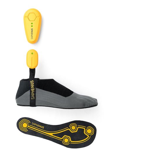 Der aus flexiblem Stoffmaterial ausgestattete Sensorcover kann auf die meisten Arten von Prothesenfüßen angezogen werden.(Bild:  Saphenus)