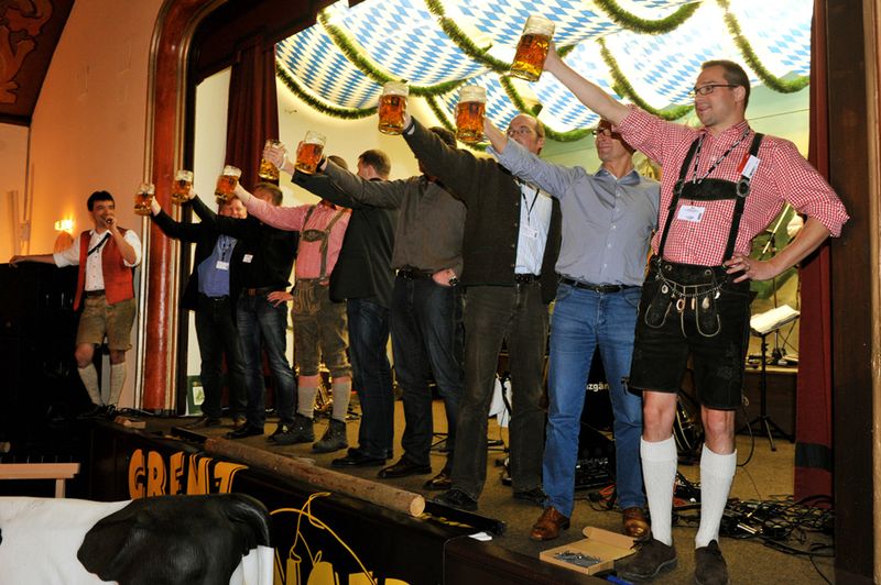 Für Unterhaltung war gesorgt beim bayerischen Bierkrugstemmen. (Archiv: Vogel Business Media)