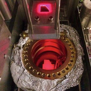 Sublimationsextraktion von Eisproben, hier bei geöffnetem Vakuumgefäss. Die an der Universität Bern entwickelte Technik ermöglicht es, aus einem Eiskern kleinste Luftproben kontinuierlich und ohne Verunreinigung zu gewinnen. Dies soll Treibhausgasmessungen mit der notwendigen Präzision und zeitlichen Auflösung in 1,5 Millionen Jahre altem Eis möglich machen.(Bild:  KUP, Universität Bern)