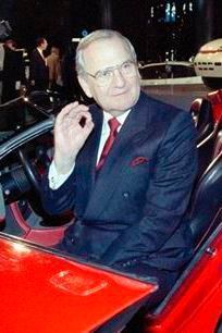 Lee Iacocca, Automobilmanager in den USA, verstarb am 2. Juli 2019 im Alter von 94 Jahren. 1946 begann er seine Karriere als Praktikant bei Ford. Bis 1964 stieg er zum Generaldirektor der Ford Division auf, einem Unternehmensteil der Ford Motor Company. Iacocca war maßgeblich an der Entwicklung des Mustang beteiligt, der ab 9. März 1964 vom Fließband rollte. Von 1970 bis 1978 war Iacocca schließlich Präsident der Ford Motor Company in Detroit. Vor seinem Ruhestand arbeitete Lee Iacocca an der Führungsspitze der Chrysler Corporation. (NYIAS)