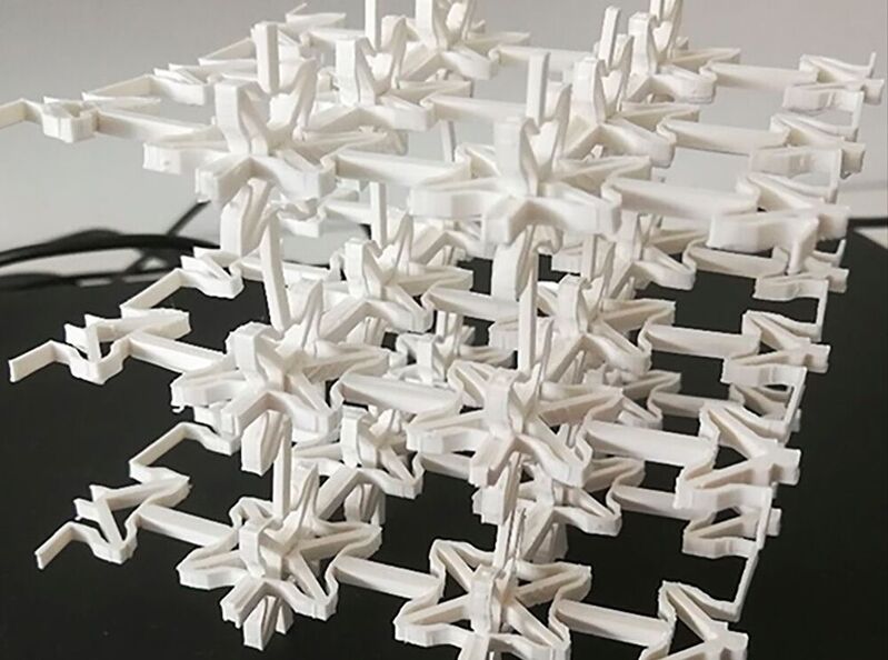 Diese komplexe Struktur ist aus vielen einheitlichen Einzelelementen zusammengesetzt und per 3D-Druck entstanden. Nach Aussage der Forscher am Fraunhofer IWM handelt es sich um ein sogenanntes programmierbares Material, das als wahrer Formwandler gilt. Hier mehr dazu ...