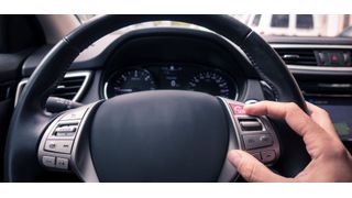 Eine TCU stellt dem vernetzten Auto nicht nur die gesamte eCall-Funktionalität zur Verfügung, sondern dazu auch das Senden und Empfangen von Daten beispielsweise über den Standort, Over-the-Air-Updates oder Telefonanrufe. (Clipdealer)