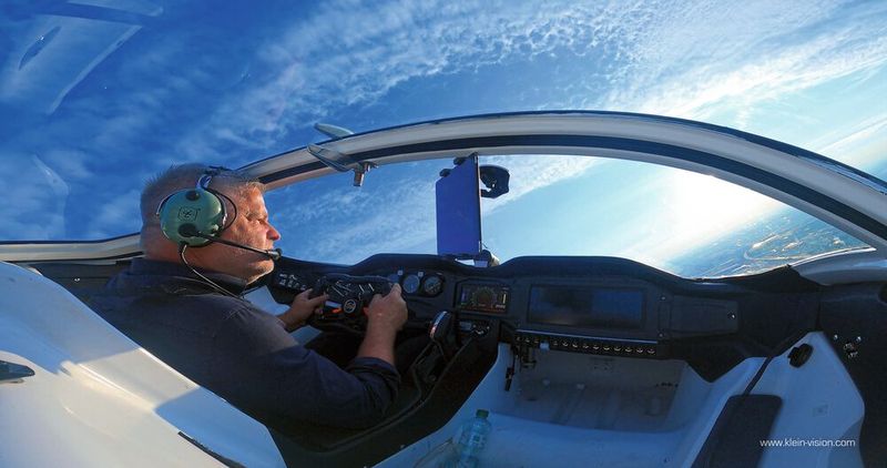 So sitzt man im Aircar – dank Glasdach mit freiem Blick in den Himmel. (Bild: Klein Vision)