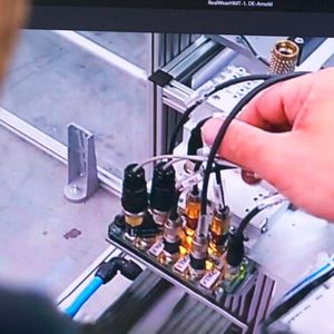 Der digitale Arnold-Remote-Service greift auch auf einen digitalen Zwilling zurück. Mit ihm lassen sich über einen sicheren VPN-Zugang Probleme an Maschinen erkennen und Reparaturarbeiten anschließend Schritt für Schritt ausführen. Das System arbeitet übrigens in 80 Sprachen.(Bild:  Arnold Umformtechnik)