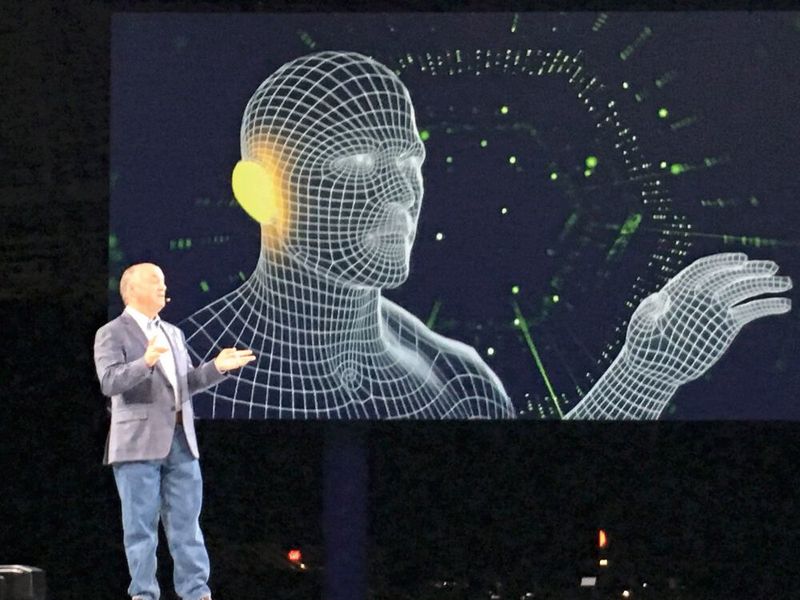 PTC-CEO Jim Heppelmann betonte in seiner Keynote das Zusammenwachsen von analoger und digitaler Welt. (Maienschein)