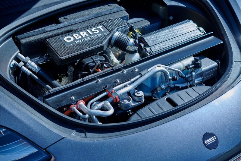 Der im vorderen Kofferraum untergebrachte Zweizylindermotor hat keine mechanische Verbindung zum eigentlichen Antrieb. (Bild: Obrist/Studio22 - Marcel Hagen)