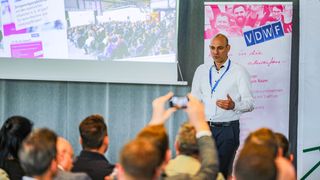 Jens Lüdtke, Vorstand Tebis, betont die Bedeutung der Umsetzungsfähigkeit für Werkzeug-, Modell- und Formenbaubetriebe sowie für Unternehmen aus der Kunststoffverarbeitung: Nicht der Markt oder die Technologie, sondern konsequentes Handeln entscheidet über den Erfolg im strukturellen Wandel.
 (Bild: VDWF)