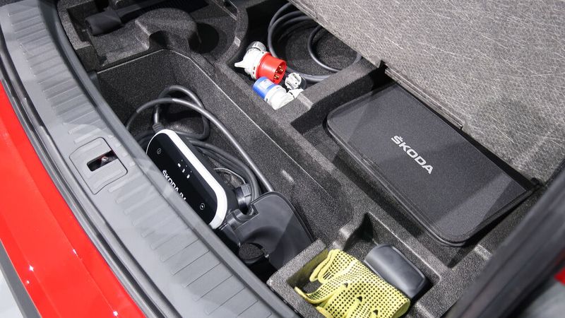 Im Kofferraum hat Skoda einmal mehr viele „Simply clever“-Details untergebracht. (Bild: Grimm/»kfz-betrieb«)