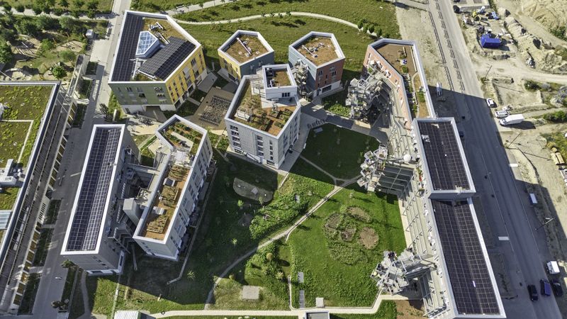 Die flexible Abstimmung des  Bebauungsplans ermöglichte es, weniger Fläche zu versiegeln und dafür begrünte Innenhöfe als lebendige Treffpunkte zu schaffen. (Bild:  Jens Weber/Connolly Weber Photography)