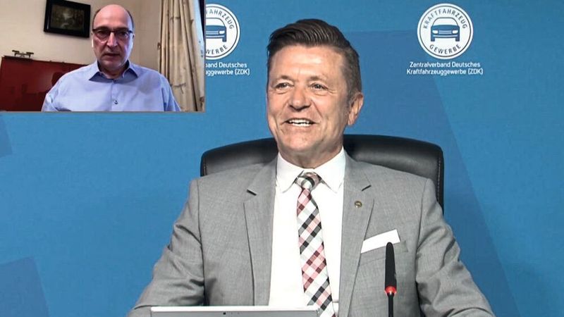 ZDK-Vizepräsident Wilhelm Hülsdonk verabschiedete sich von Hermann Frohnhaus, langjähriger Sprecher der Geschäftsführung der Bank Deutsches Kraftfahrzeuggewerbe (BDK), der Ende des Monats in den Ruhestand geht.  (Bild: Pfaff/»kfz-betrieb«)