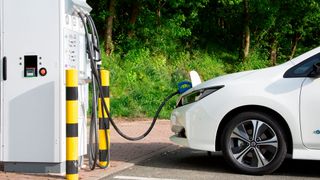 Nissan ist mit dem Leaf bislang im Kompaktsegment elektrisch unterwegs. Künftig wird sich das Modell wohl zum SUV entwickeln. (Bild: Nissan)