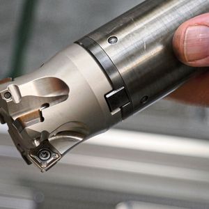 Der neue TR4F-Wendeplattenfräser von Moldino kommt mit weniger Wendeplatten aus, die dafür zehn Prozent dicker sind und 35 Prozent mehr Auflagefläche bieten. (Bild:  Moldino)