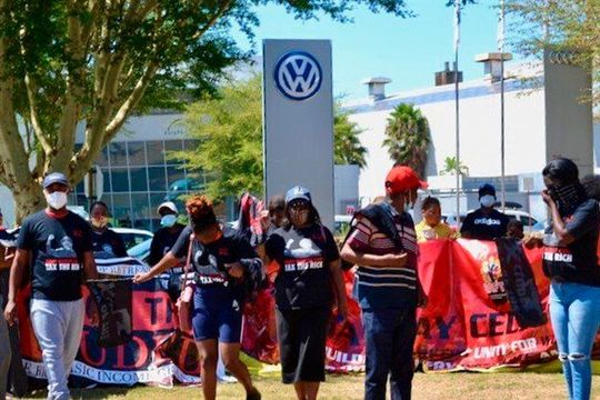 Die Proteste gegen VW-Entscheidungen werden wohl nicht abreißen! Denn nun will der Konzern die seit 1994 geltende Beschäftigungsgarantie tatsächlich aufkündigen. Betriebsrat und IG Metall sprechen von einem herben Schlag.(Bild:  D. Dubbing)