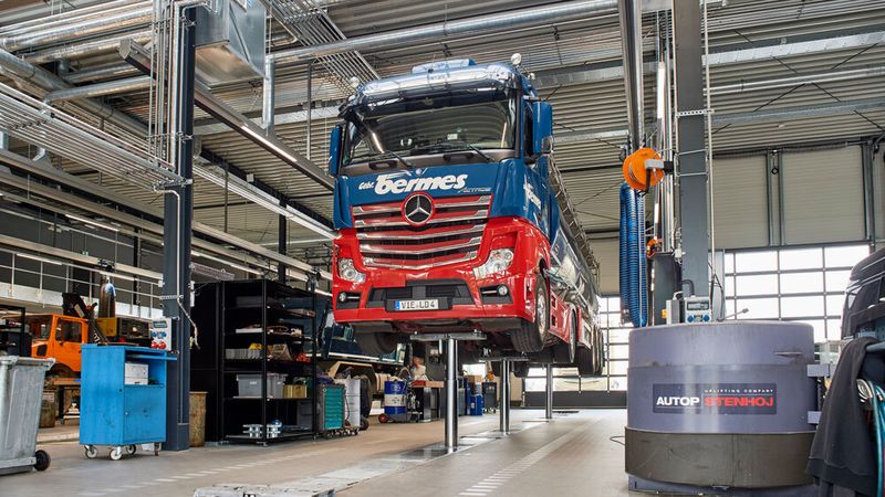 In der Lkw-Werkstatt auf 2.300 Quadratmetern Fläche gibt es Platz für 12 Fahrzeuge. Die Stempelhebebühne eignet sich für komplett beladene Sattelzüge bis 95 Tonnen. (Bild: Herbrand)