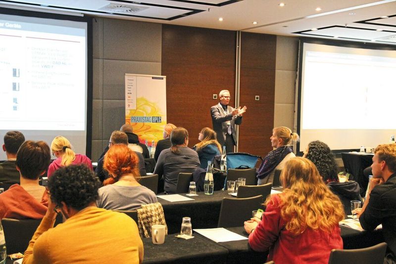 Thermo-Fisher-HPLC-Experte Dr. Frank Steiner erläuterte u.a. den Teilnehmern in seinem Workshop, warum es nicht trivial ist Methoden von einer HPLC-Anlage auf die andere zu übertragen.  (LABORPRAXIS/Ottleben)