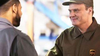 UPS-Zusteller bei der Übergabe einer Sendung. (UPS)