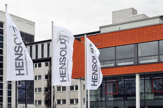Den Rückenwind, den der Rüstungsspezialist Hensoldt derzeit verspürt, lassen auch die Fahnen ahnen! Lesen Sie hier, was der Konzern in den ersten Monaten des Jahres erreicht hat ...(Bild:  Hensoldt)