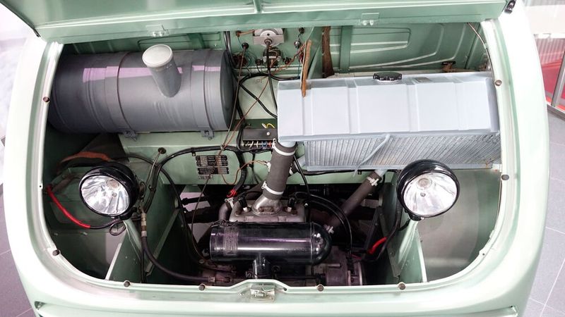 Produziert wurde der F 89 L von 1949 bis 1952 mit Dreiganggetriebe sowie von 1952 bis 1954 mit Vierganggetriebe und auf 16,2 kW/22 PS erhöhte Motorleistung. Von 1954 bis 1955 wurde der „Typ 30“ mit 792-cm³-Motor und 22 kW/30 PS gebaut. Unter Schnellaster-Freunden ist dieser Motor als „Büffel“ bekannt. Von 1955 bis 1962 wurde der DKW-Schnellaster als Typ 3 mit einem Dreizylindermotor mit 896 cm³ und 23,5 kW/32 PS gebaut. Dieser Motor wurde auch als 3=6 bezeichnet, was aussagen sollte: „drei Kraftimpulse pro Kurbelwellen-Umdrehung, genau wie beim Sechszylinder-Viertakter“ (Werbetext der Auto Union).  (Bild: Dominsky – VCG)
