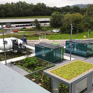Auf dem Gelände stehen Glas-Cubes zu jedem Thema sowie eine begehbare Windgondel. Im Inneren befinden sich berührbare Bildschirme mit Erklärvideos oder sogar auch Spielen.  (Bild:  VCG/A. Unger-Leinhos)