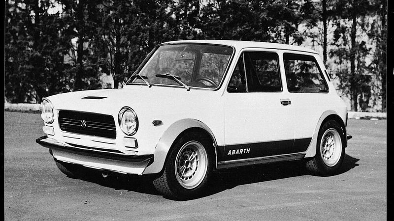 1971 verkaufte Abarth seine Firma an Fiat. Gleichzeitig startete der Autobianchi A112 Abarth, den sogar die italienische Polizia Municipale nutzte. Den A112 hatte Fiat unter der Marke Autobianchi am 2. Oktober 1969 in Italien und auf dem deutschen Markt im Frühjahr 1970 eingeführt. In der 17-jährigen Bauzeit entstanden sieben Serien. Nach 1.254.381 Exemplaren wurde die Fertigung im Dezember 1986 eingestellt.  (Bild: Abarth_Stellantis )