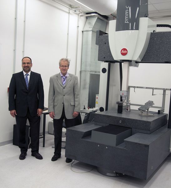 Matthias Schneider, Sales Manager Hexagon Metrology Deutschland (links) und Prof. Dr. Wolfgang Blöchl, TC Cham (rechts). (Bild: Hexagon)