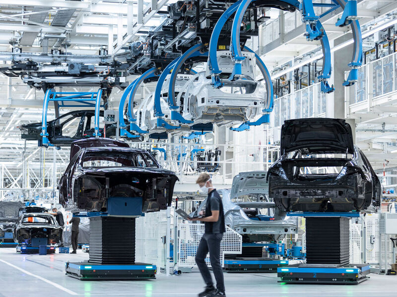 Maximale Flexibilität: In der Factory 56 von Mercedes-Benz in Sindelfingen bringen mehr als 400 fahrerlose Transportfahrzeuge (FTF) Antriebe, Karosserien und weiter Fahrzeugteile an ihren Bestimmungsort.