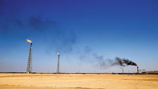 Überschüssiges Erdgas wird bei der Ölförderung häufig einfach verbrannt. (Bild: corlaffra - stock.adobe.com)
