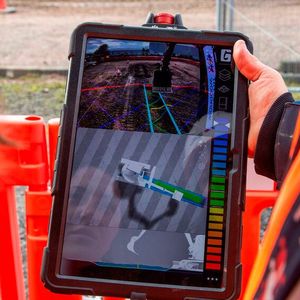 Informationen zur Maschine und ihrer Umgebung werden von Kameras und Sensoren erfasst und den Bedienern auf einem Tablet angezeigt.(Bild:  Gravis Robotics)