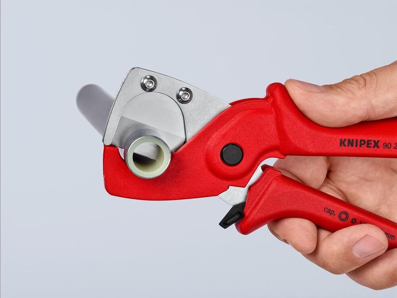 Sehr robuste, scharfer Messer sorgen beim Knipex-Rohrschneider des Typs 9025185 dafür, dass Verbund- und Kunststoffrohre glatt und gratfrei getrennt werden können. (Knipex-Werk)