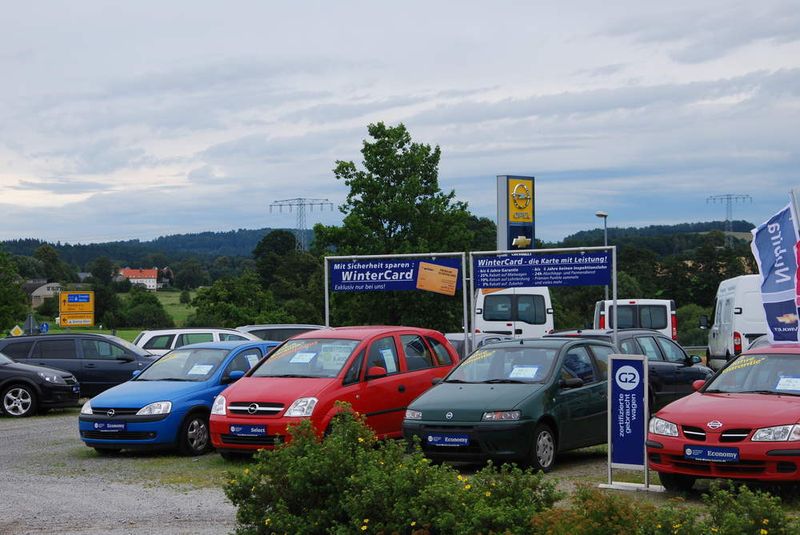 Auch in der Gebrauchtwagenausstellung bewirbt der Betrieb aktiv die Wintercard (Archiv: Vogel Business Media)