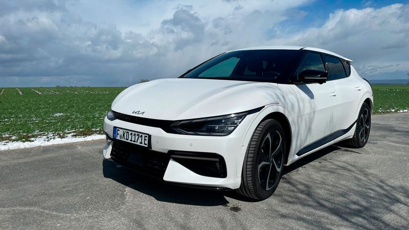 1. Das Design: Polarisierend. Der Kia EV6 ist ein Auto, nach dem sich Passanten umdrehen. Ein aggressiv gezeichnetes SUV, das je nach Fahrstil nahezu lautlos an einem vorbeigleitet oder eilt – das hinterlässt einen Eindruck. Positiv wie negativ. Im Gegensatz zu vielen weichgespülten E-SUVs anderer Marken setzt Kia mit dem EV6 aber definitiv ein Statement. (Seyerlein/VCG)