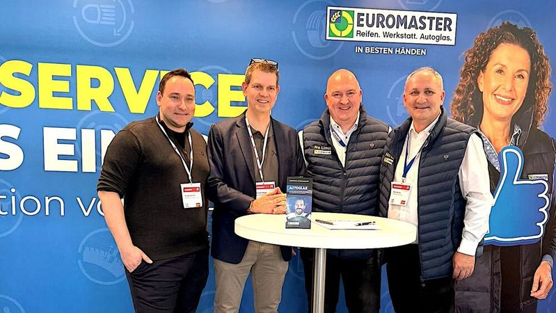Euromaster und FMS besiegeln ihre Zusammenarbeit: (v.li.n.re) Dominik Gerhards (Head of Operations FMS), Dominik Paegel (Geschäftsführer FMS), Carsten Fischer (Head of Sales Euromaster) und Musli Morina (Key Account Manager Euromaster)(Bild:  Euromaster)