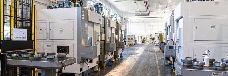 Emag-Fertigungslinien bei Pucktechnik. Das Trackmotion-Automationssystem sorgt hier nicht nur für einen schnellen Teiletransport, sondern wendet auch die Teile zwischen den Operationen. Emag-Fertigungslinien bei Pucktechnik. Das Trackmotion-Automationssystem sorgt hier nicht nur für einen schnellen Teiletransport, sondern wendet auch die Teile zwischen den Operationen.