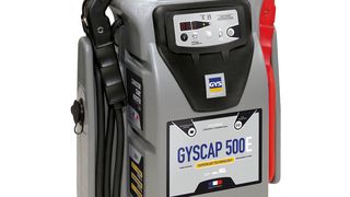 Bis zu 9.000 Ampere Spitzenstrom presst der Starthilfe-Booster durch seine Kupferkabel. (GYS)