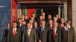 Das Edag-Team in Osnabrück. In der Mitte mit blauer Krawatte: EDAG-CEO Jörg Ohlsen. (EDAG Group)