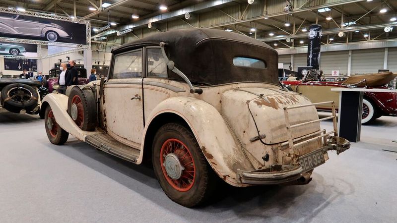 Sein heutiger Besitzer will anonym bleiben. So viel sickerte durch: Er will das Fahrzeug in diesem Zustand belassen. Ein Exponat des Mercedes-Benz Kompressor Clubs. (Bild: Diehl/»kfz-betrieb«)