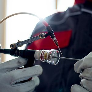 Das patentierte Fronius-TFC-Elektrodenspannsystem (TFC = Tungsten Fast Clamp) löst und fixiert die Wolframelektrode für das WIG-Schweißen lediglich per Knopfdruck, weshalb der Austausch in wenigen Sekunden gelingt, wie es heißt.(Bild:  Fronius / Hasselblad H6D)