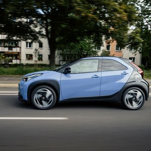 Zum Preis des kleinen Vollhybriden hält sich Toyota noch bedeckt(Bild:  Toyota)