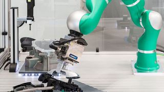 Die IPA-Software Pitasc ermöglicht feinfühlige, automatisierte Montageprozesse für Roboter aller Hersteller. (Fraunhofer IPA / Rainer Bez)