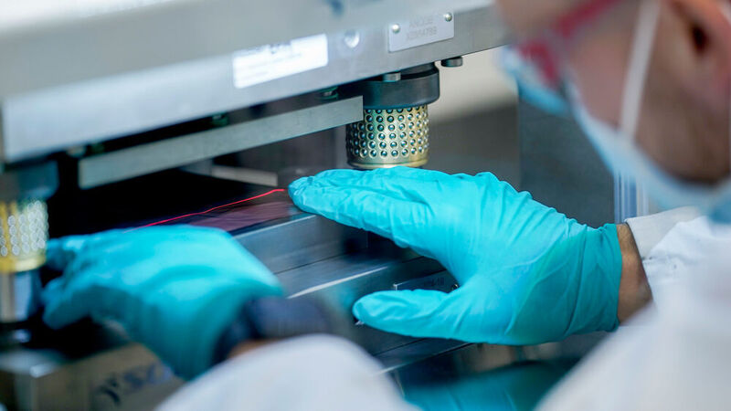 Die neuen Labore ermöglichen umfangreiche Zelltestprogramme mit bis zu 200 verschiedenen Analyseverfahren sowie die Entwicklung neuer Rezepturen. (ampnet/Volkswagen AG)