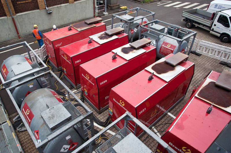Bild 4: Neben der Druckluft-Notversorgung war auch eine Notversorgung mit elektrischem Strom durch Dieselgeneratoren notwendig. (Bild: Aerzener)