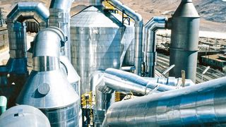 Schwefelsäure ist durch die extremen Säureeigenschaften und hohe freiwerdende Temperaturen ein in der Verarbeitung höchst anspruchsvoller Rohstoff. (Outotec)